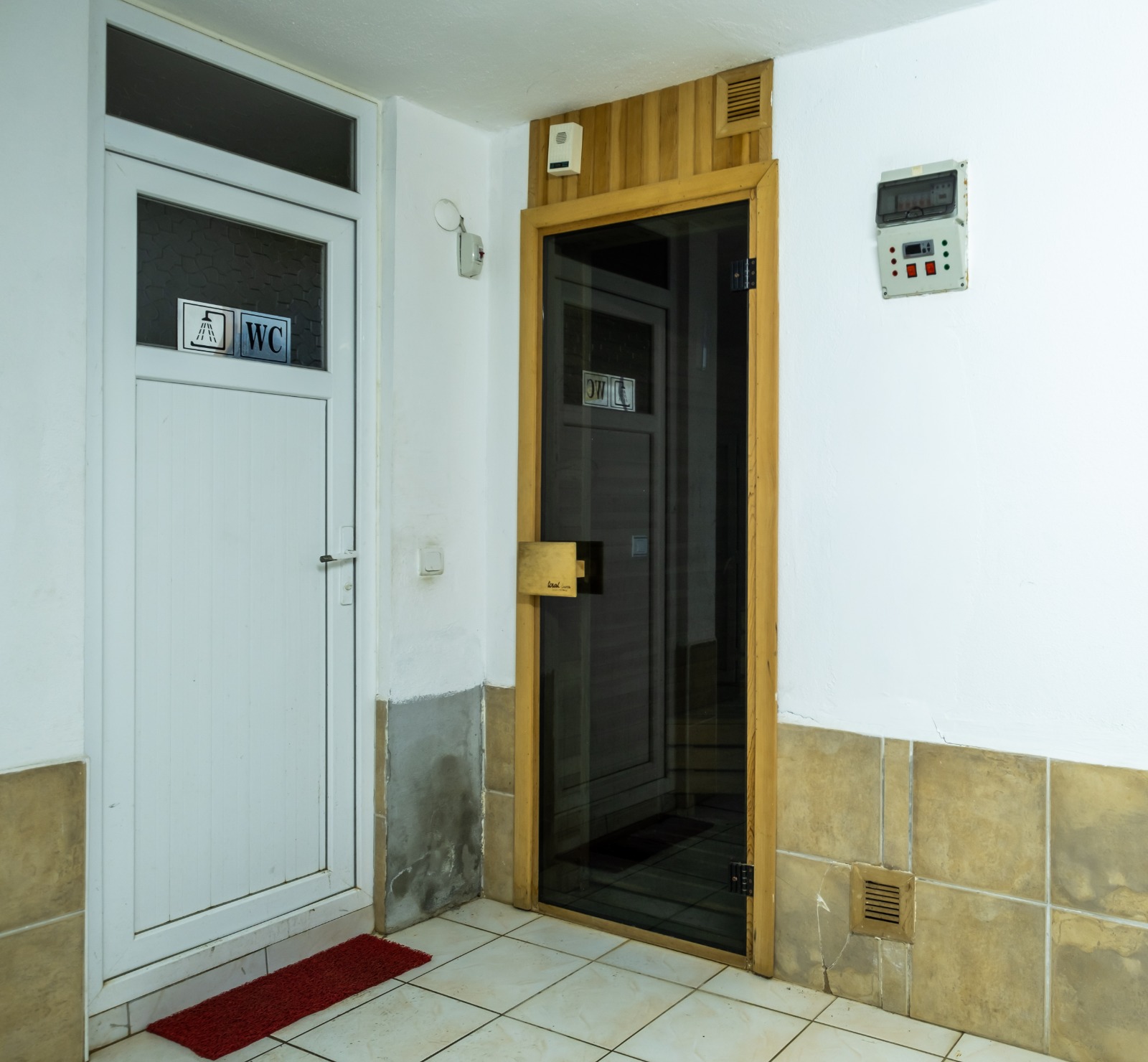 Apartman sakinleri için ahşap kapılı ve duvar kontrol panelli sauna girişi