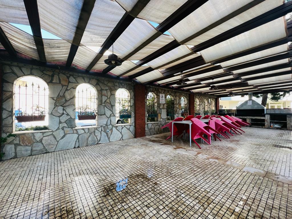 Tosmur’da Türkiye’deki konut sakinleri için taş duvarlı ve mangallı barbekü alanı