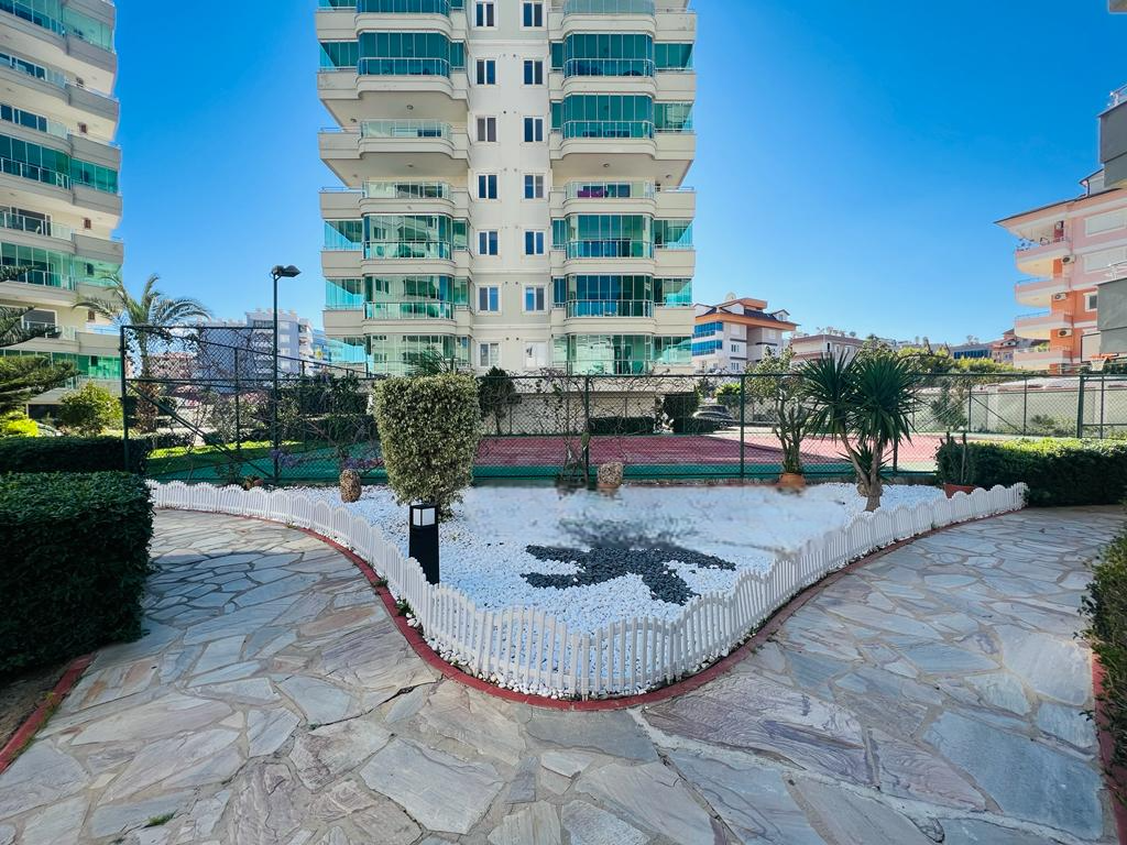 Tosmur’da dairelerin bulunduğu sitede kırmızı-yeşil kortlu çevrili spor alanı