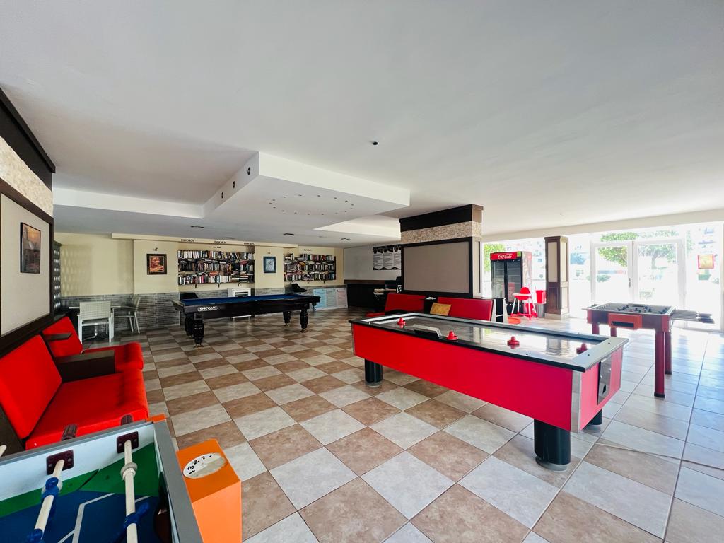 Tosmur’da konut sakinleri için bilardo masası, langırt ve kırmızı-siyah kanepeli oyun odası