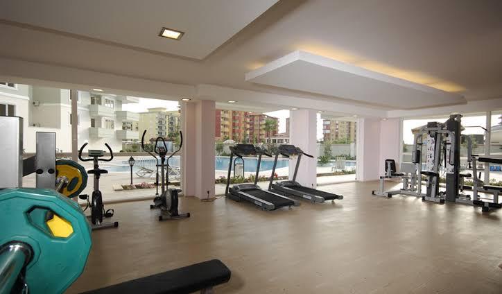 Tosmur’da dairelerin bulunduğu sitede koşu bantları ve bisikletli spor salonu