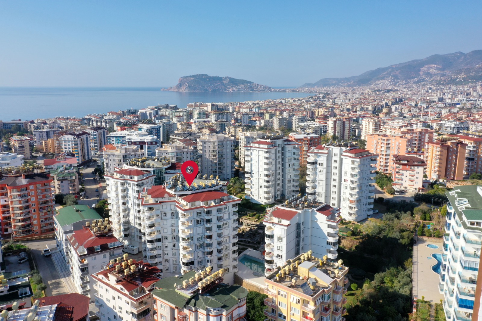 Havadan görülen beyaz bloklar ve kırmızı çatılar, Türkiye’de satılık 2+1 dairelerin yer aldığı sitede
