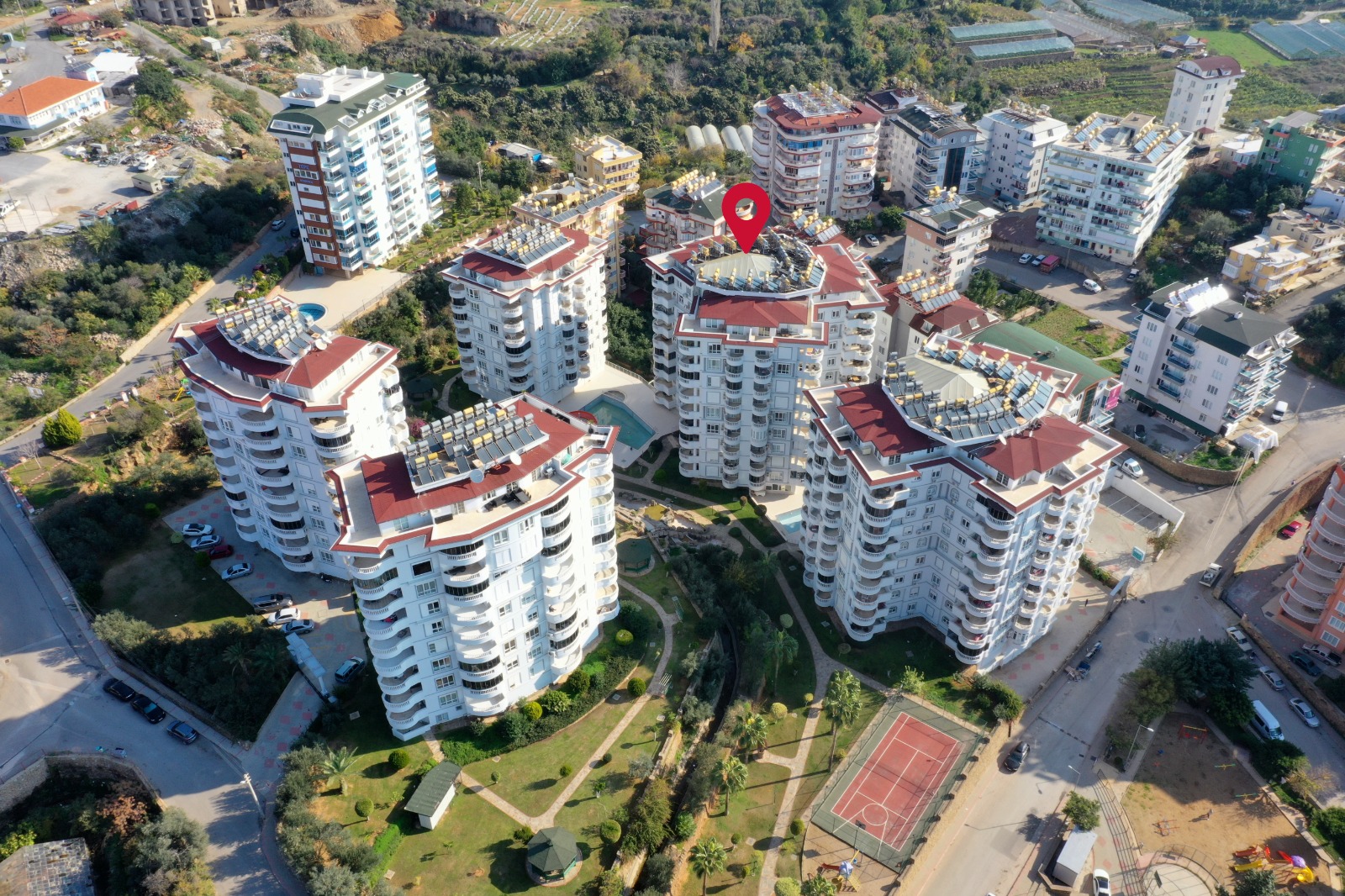 Beş beyaz blok, havuz ve palmiyeli avlu: Tosmur’da satılık 2+1 daire, Türkiye — New Level Group