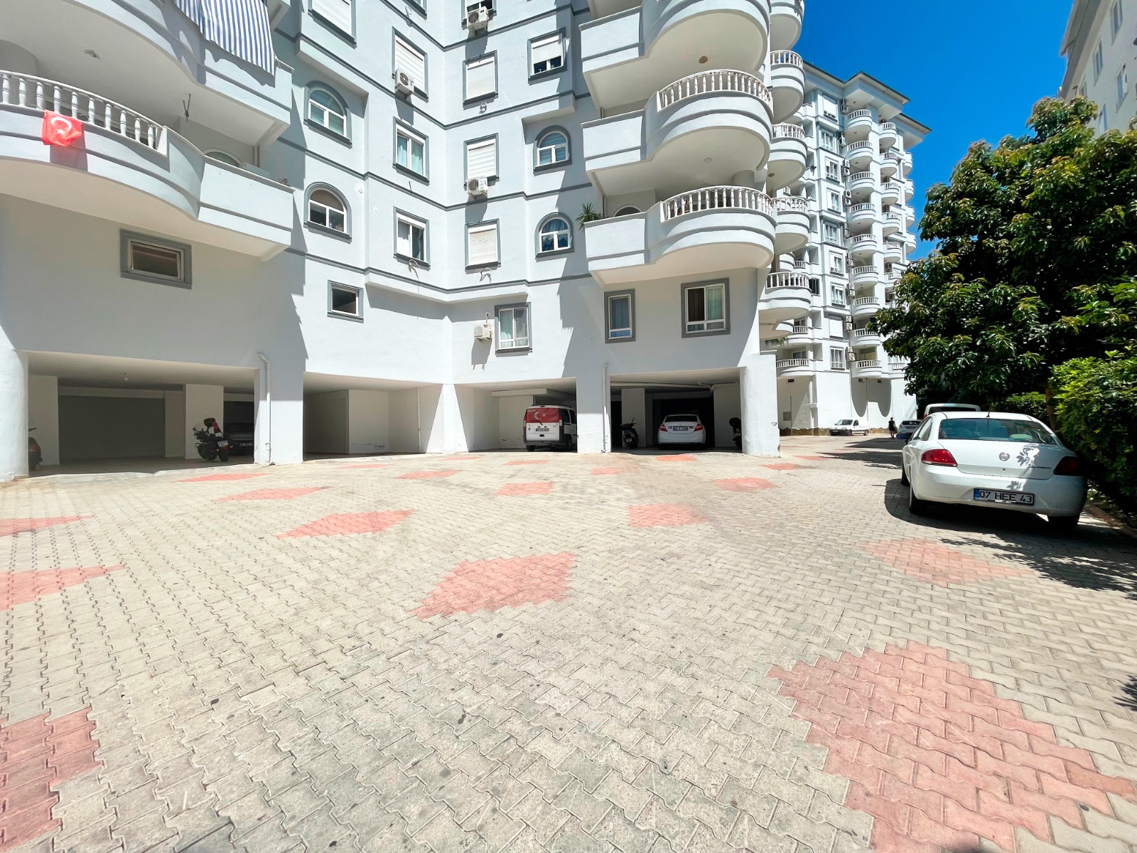 Yuvarlak balkonlu açık otoparklı cephe, Türkiye’de satılık konutların bulunduğu binada