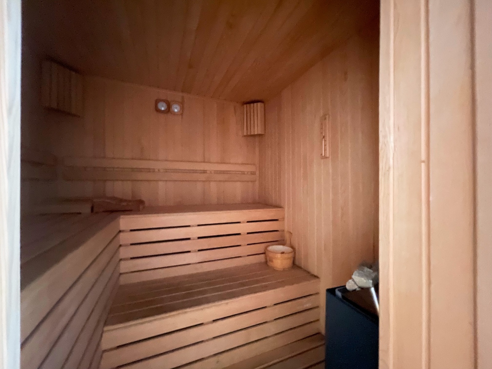 Ahşap kademeli oturaklar ve sobayla sauna, Tosmur’daki apartman sakinleri için