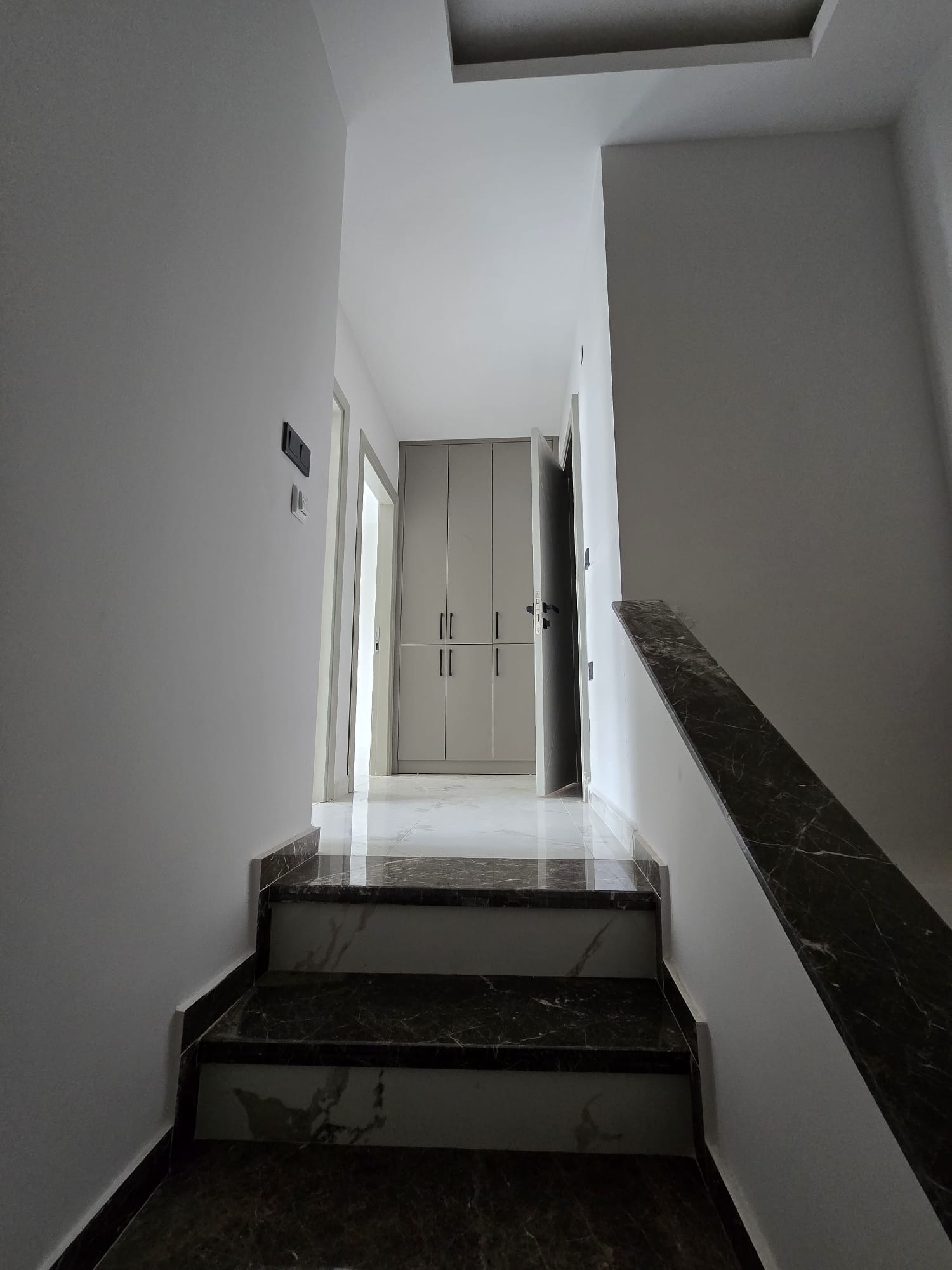 Mermer korkuluklu merdiven sahanlığı, gömme dolap ve parlak zemin Tosmur’daki dublekste