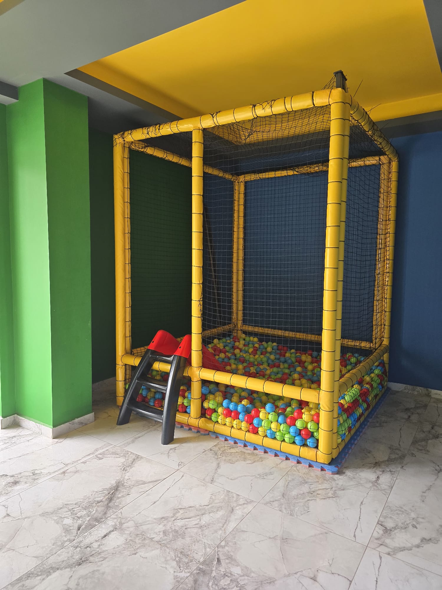 Renkli toplu kuru havuz ve korumalı oyun labirenti Tosmur’daki dairelerin bulunduğu komplekste
