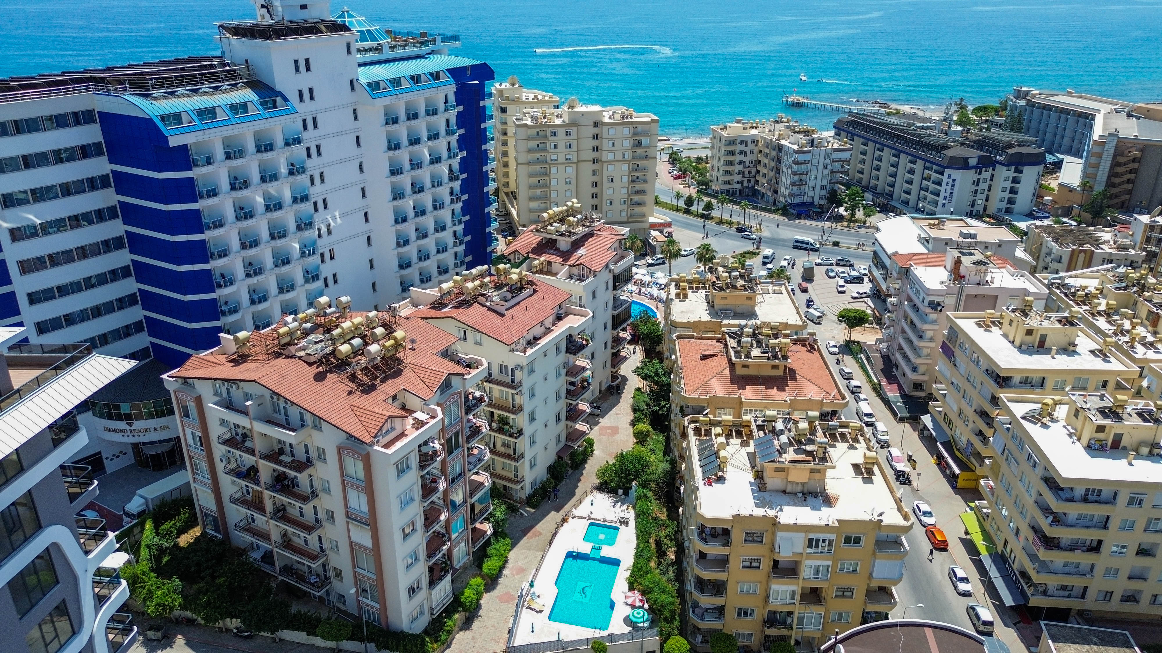Turkuaz deniz ve avlu havuzuyla Türkiye’de Alanya’nın Tosmur bölgesinde 2+1 satılık daire — New Level Group
