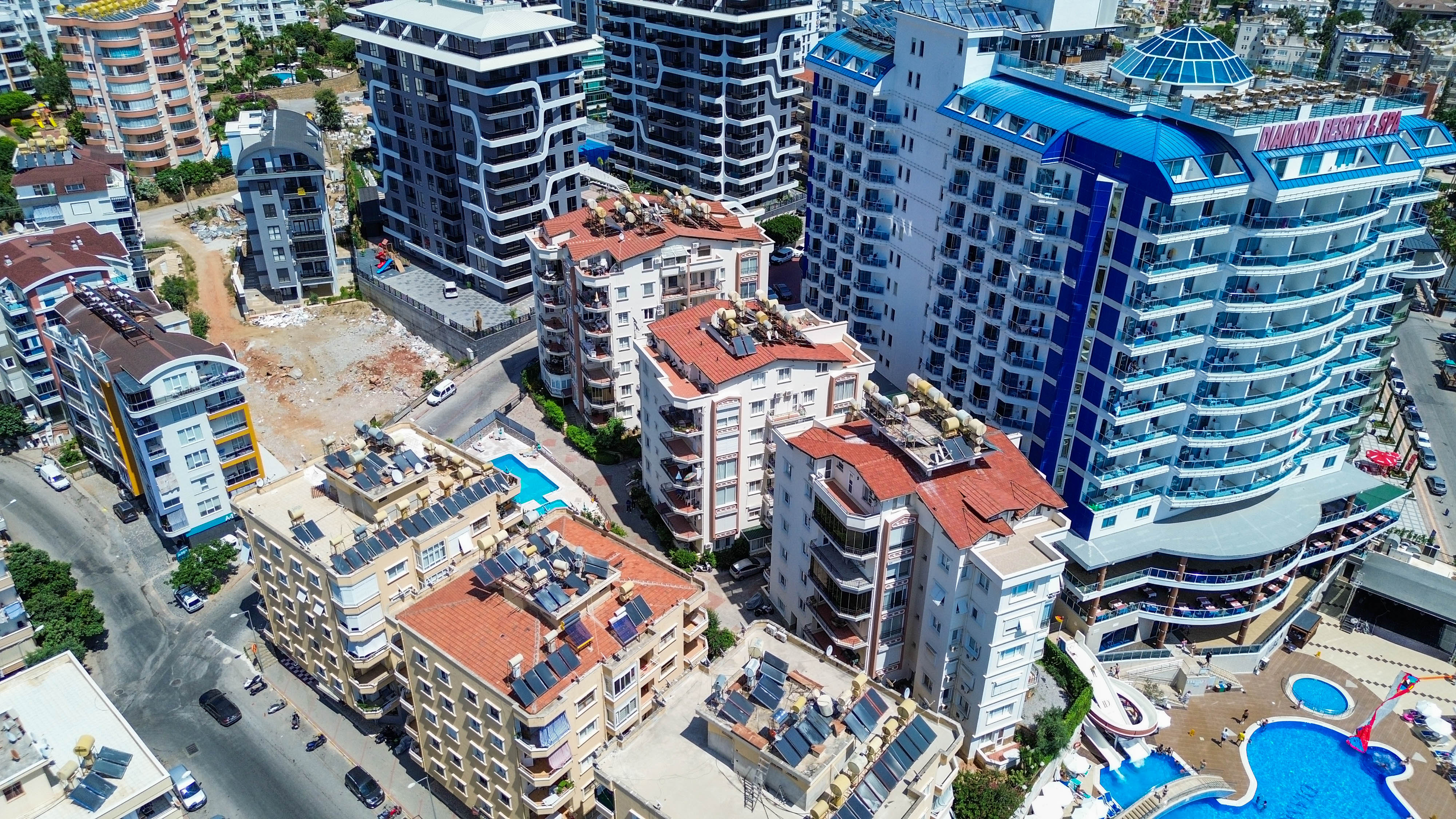 Yoğun şehir dokusu ve havuzlar Türkiye’de satılık konutların bulunduğu sitede çok katlı yapılarla çevrili