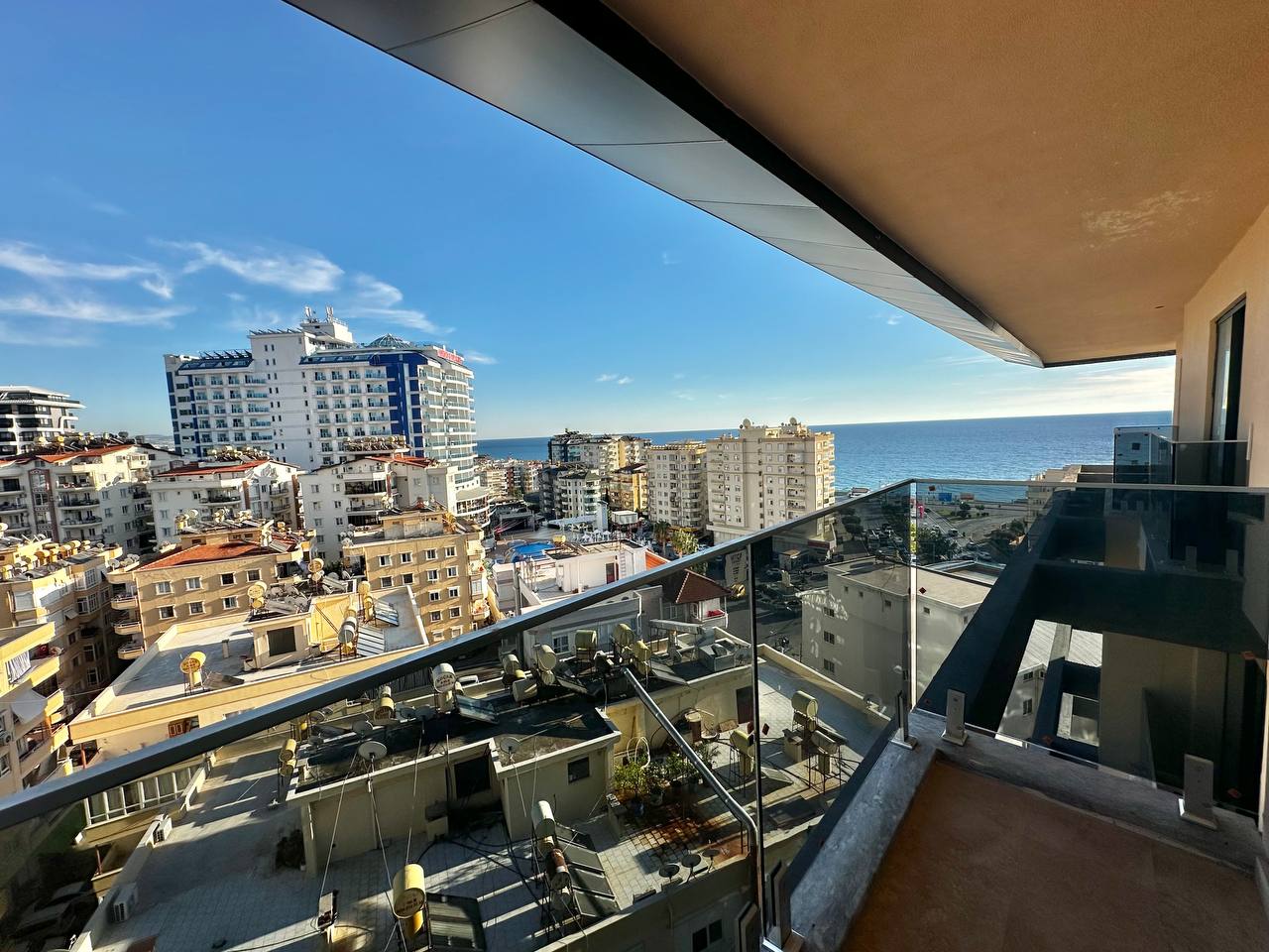 Cam korkuluklu teras, Tosmur’da tente altında panoramik deniz ve şehir manzarasına açılıyor