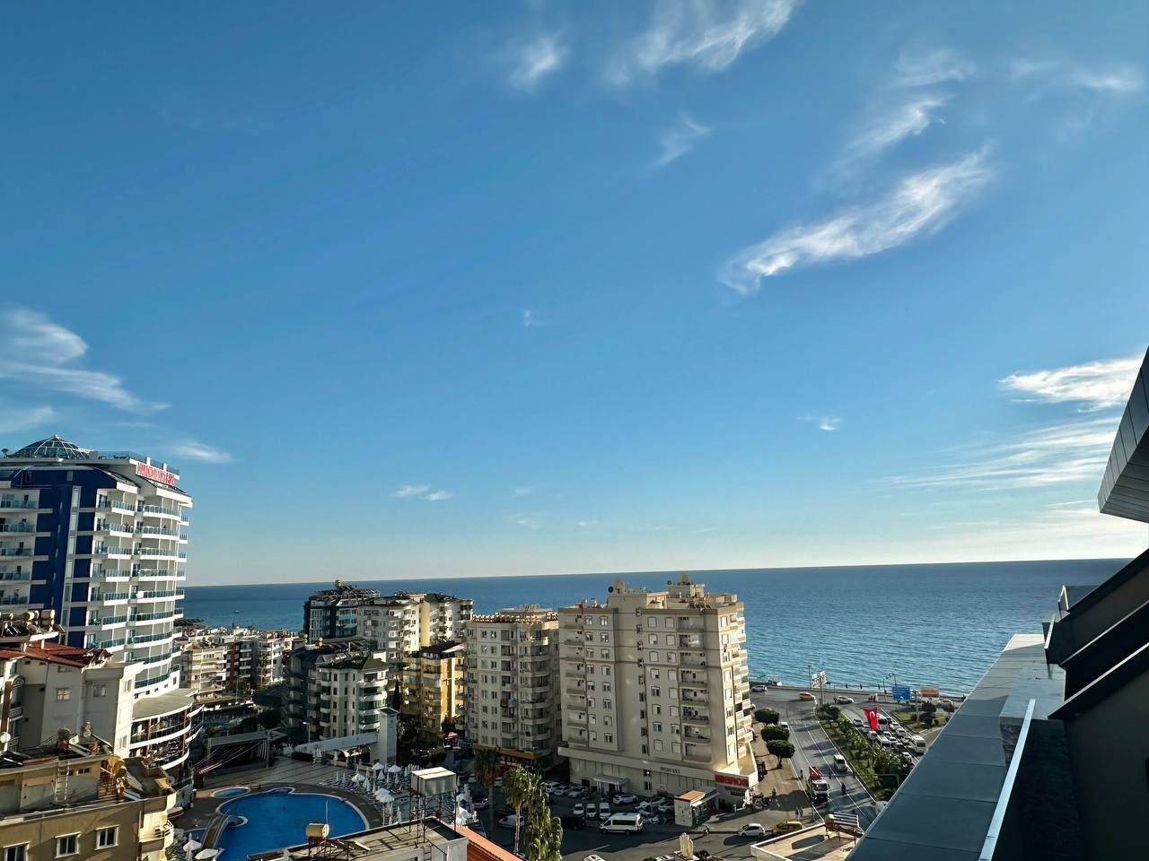 Deniz ve avlu havuzu, Türkiye’de satılık penthouse dairelerin bulunduğu komplekste kıyı yoluyla birlikte görülüyor