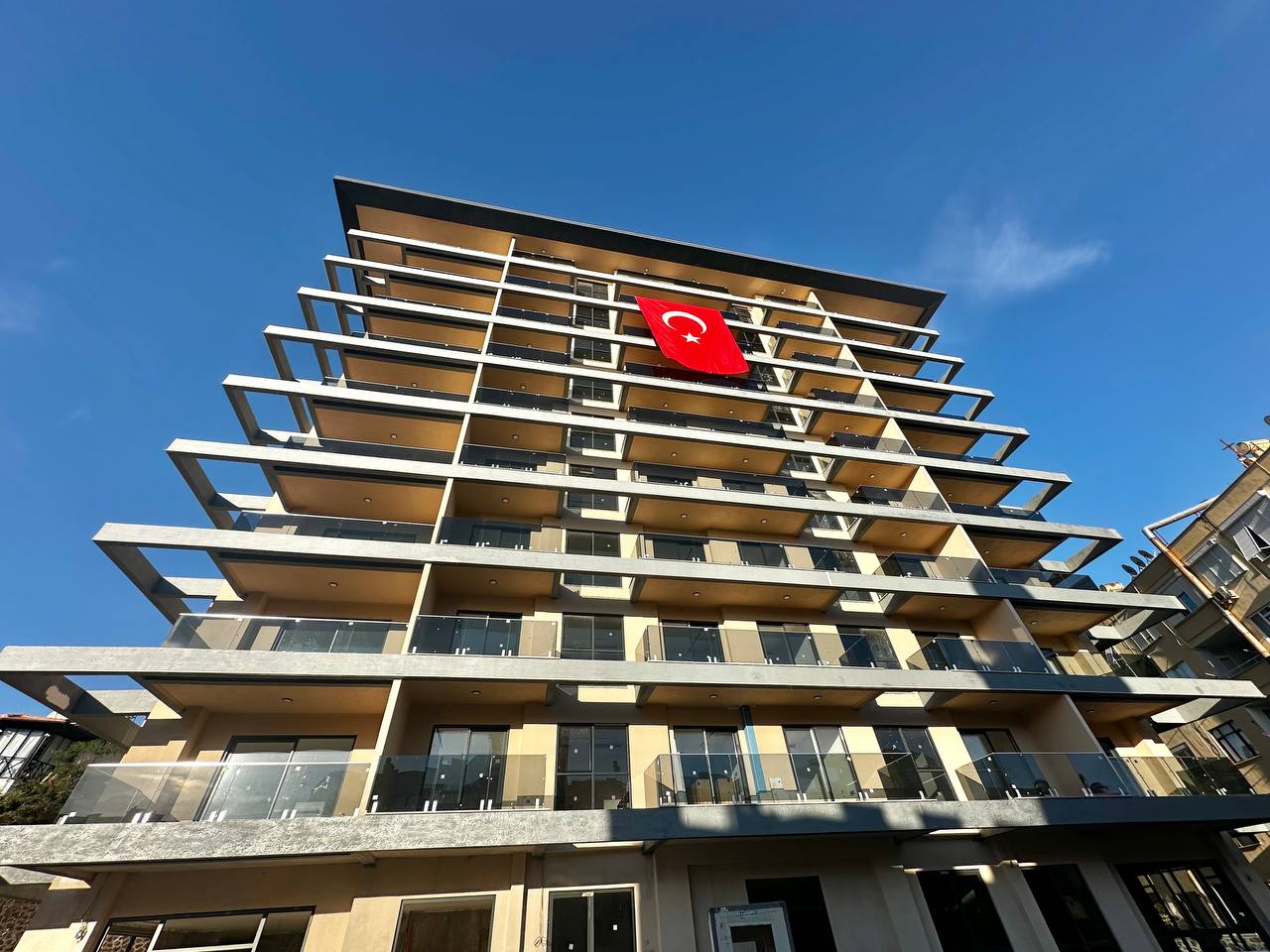Geniş çıkmalı balkonlu çok katlı cephe, Tosmur’da Türkiye’deki rezidansı gösteriyor