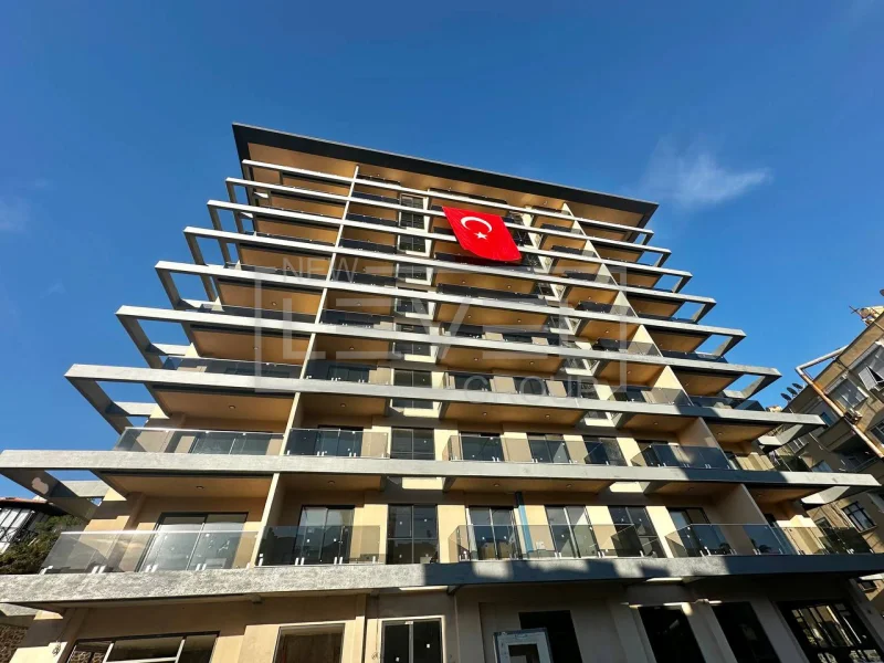 Geniş çıkmalı balkonlu çok katlı cephe, Tosmur’da Türkiye’deki rezidansı gösteriyor
