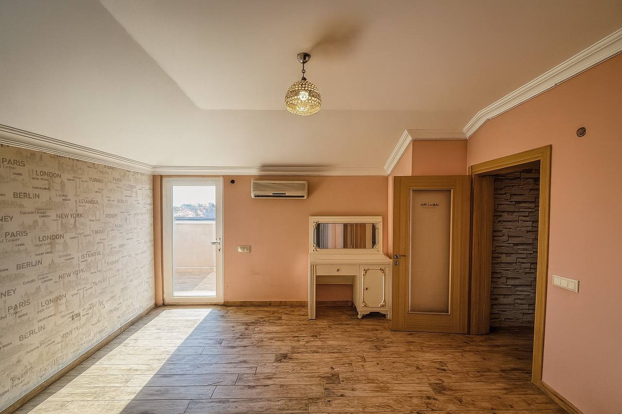 Bedroom with open space, a built-in shelving niche and a balcony door