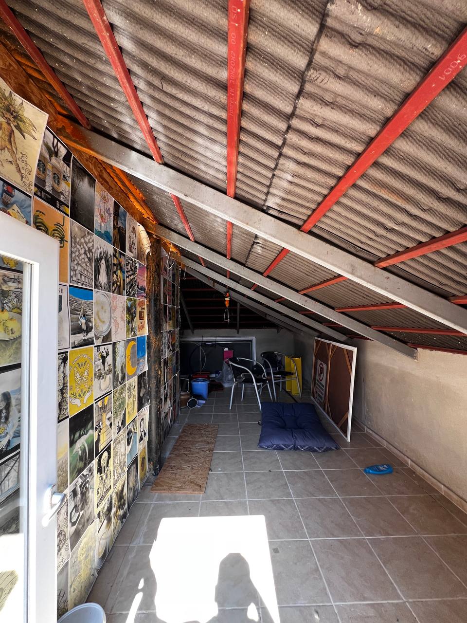 Covered terrace with a tiled floor and folding bed in a penthouse in Tosmur, Turkey